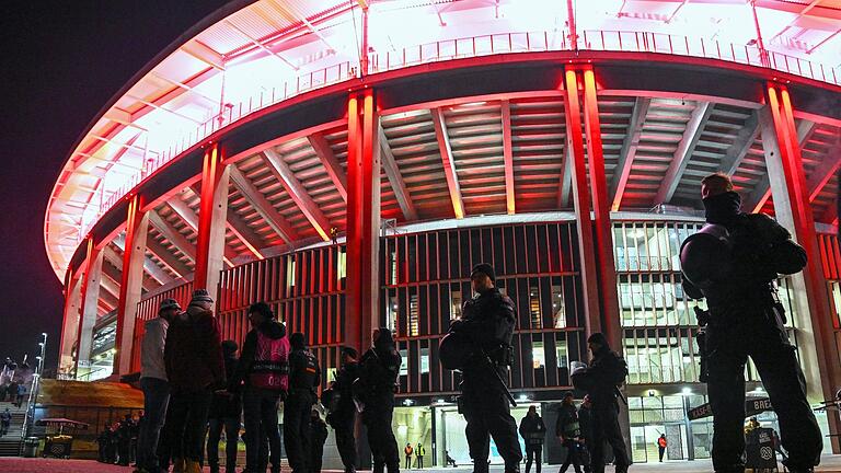 Polizei sichert Stadion.jpeg - Während der Fußball-Europameisterschaft werden viele Polizeibeamte zur Sicherung der Stadien eingesetzt Polizei sichert Stadion.jpeg - Während der Fußball-Europameisterschaft werden viele Polizeibeamte zur Sicherung der Stadien eingesetzt
