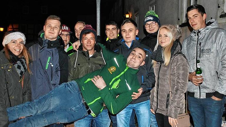 Hier passt alles: Die Aubstädter Jugend hat ihren Stammtisch auf den Winterzauber verlegt.