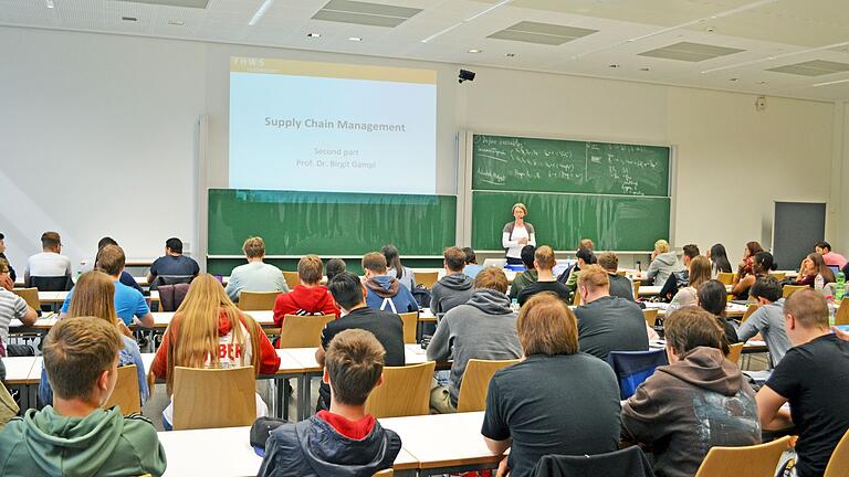 An Schweinfurts Berufsschulen soll ein Modellprojekt für Schüler mit Flucht- beziehungsweise Migrationshintergrund starten. Unser Symbolbild entstand an der Ludwig-Erhard-Berufsschule. An Schweinfurts Berufsschulen soll ein Modellprojekt für Schüler mit Flucht- beziehungsweise Migrationshintergrund starten. Unser Symbolbild entstand an der Ludwig-Erhard-Berufsschule.