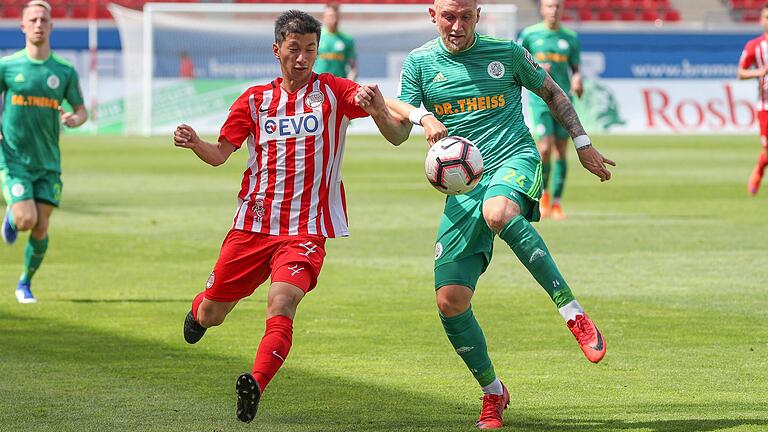 Ein Neuzugang für die Würzburger Kickers? Die Rothosen sind offenbar am Japaner Ko Sawada (links, hier im Trikot des Regionalligisten Offenbacher Kickers gegen Alexander Hahn vom FC Homburg) interessiert. Ein Neuzugang für die Würzburger Kickers? Die Rothosen sind offenbar am Japaner Ko Sawada (links, hier im Trikot des Regionalligisten Offenbacher Kickers gegen Alexander Hahn vom FC Homburg) interessiert.