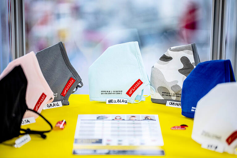 Eine Auswahl an verschiedenen Farben: Die wiederverwendbaren FFP2-Masken von Casada in Manfred Kremers Handyshop in Ebelsbach. Eine Auswahl an verschiedenen Farben: Die wiederverwendbaren FFP2-Masken von Casada in Manfred Kremers Handyshop in Ebelsbach.
