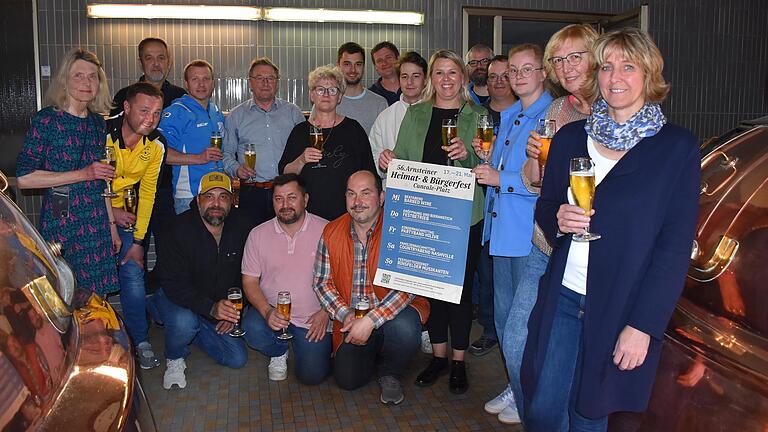 Der Technische Betriebsleiter der Arnsteiner Brauerei Paul Seubert erläutert den Brauvorgang des Bieres für das Heimat- und Bürgerfest. Auf dem Bild: Dritte Bürgermeisterin Bettina Schmitt (rechts), Brauereichefin Susan Schubert (links), Technischer Betriebsleiter Paul Seubert (Fünfter von links) und Nathine Willert, städtische Organisationsbeauftragte für das Bürgerfest (Sechste von rechts). Der Technische Betriebsleiter der Arnsteiner Brauerei Paul Seubert erläutert den Brauvorgang des Bieres für das Heimat- und Bürgerfest. Auf dem Bild: Dritte Bürgermeisterin Bettina Schmitt (rechts), Brauereichefin Susan Schubert (links), Technischer Betriebsleiter Paul Seubert (Fünfter von links) und Nathine Willert, städtische Organisationsbeauftragte für das Bürgerfest (Sechste von rechts). 
