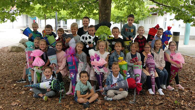 In der Klasse 1d der Grundschule Haßfurt im Schulhaus Nassachtal begann für 20 Kinder ein neuer Lebensabschnitt. Unterrichtet werden die zehn Mädchen und 12 Jungen von Klassenlehrerin Nicole Wolf. In der Klasse 1d der Grundschule Haßfurt im Schulhaus Nassachtal begann für 20 Kinder ein neuer Lebensabschnitt. Unterrichtet werden die zehn Mädchen und 12 Jungen von Klassenlehrerin Nicole Wolf.