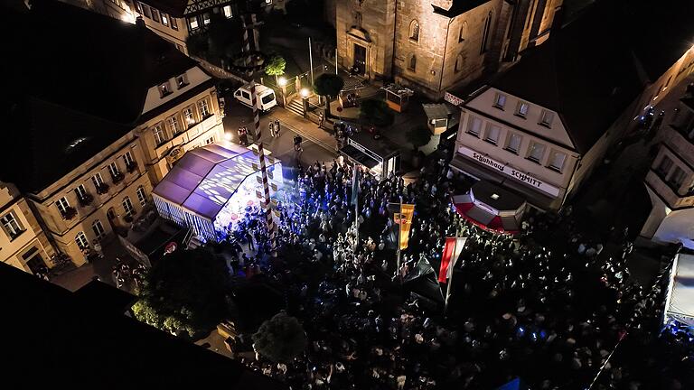 Besucherinnen und Besucher feierten am Wochenende auch vor der Bühne am Neptunbrunnen.