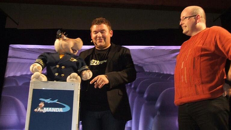 Pierre Ruby (alias Sebastian Reich) war auch schon zu Gast in der DJK-Sporthalle in Alitzheim. Viel Vergnügen bereitete dabei, dass der Alitzheimer Pfarrers Andreas Engert von Nilpferd-Dame Amanda in die Show eingebunden wurde. Pierre Ruby (alias Sebastian Reich) war auch schon zu Gast in der DJK-Sporthalle in Alitzheim. Viel Vergnügen bereitete dabei, dass der Alitzheimer Pfarrers Andreas Engert von Nilpferd-Dame Amanda in die Show eingebunden wurde.