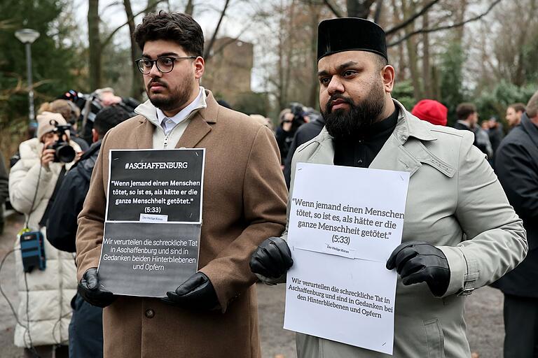 Iman Zischan Mehmood (rechts) und der gleichnamige Zischan Mehmood von der Ahmadiyya -Gemeinde in Aschaffenburg bekundeten ebenfalls ihre Trauer.