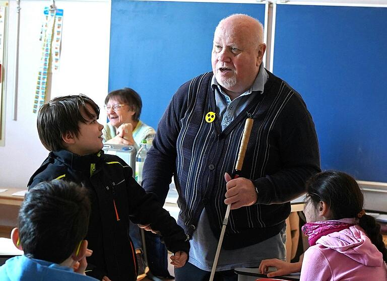 Hilfe und Unterstützung sind nötig, wenn man nichts sieht. Herbert Hennlich zeigte in der Grettstädter Grundschule, unterstützt von seiner Frau Birgit (links), wie sein Leben als Blinder funktioniert.