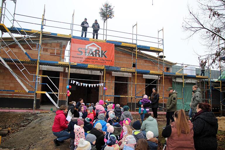Die Erweiterung des Kindergartens in Alitzheim, hier ein Foto vom Richtfest im Dezember 2024, kostet die Gemeinde prognostiziert knapp 2,3 Millionen Euro. Die Erweiterung des Kindergartens in Alitzheim, hier ein Foto vom Richtfest im Dezember 2024, kostet die Gemeinde prognostiziert knapp 2,3 Millionen Euro.