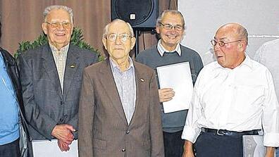 Treu und engagiert: Seit über 40 Jahren vertreten sie die Ziele der Arbeiterwohlfahrt in Schonungen. Für dieses Engagement wurden bei der Jubiläumsfeier geehrt (von links): die Ehrenmitglieder Bernhard Bubeck, Richard Scheller und Paul Jahr sowie Günther Bauer, Klaus Hochrein und Werner Brüggemann.