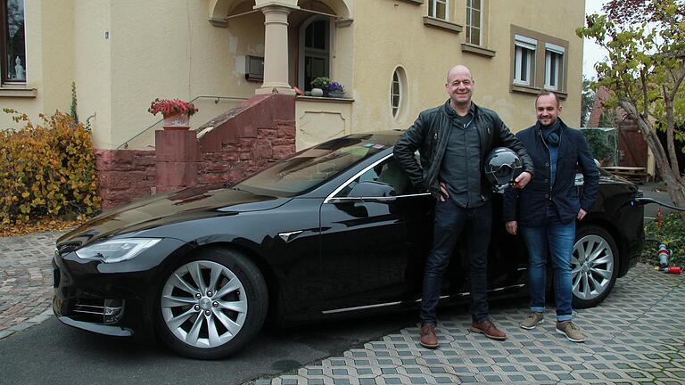 Alexander Goldberg (links) vor seinem Tesla zusammen mit Sponsor Sebastian Inderwies.