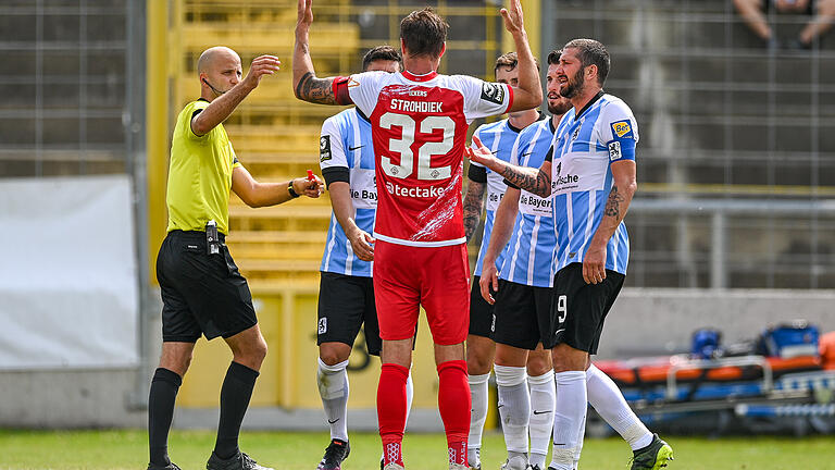 Christian Strohdiek, Kapitän des FC Würzburger Kickers, im Disput mit einigen Spielern des TSV 1860 München, bei dem die Rothosen das Saisonauftaktspiel verloren haben.