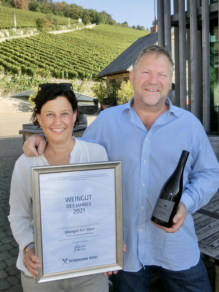 Das 'Weingut am Stein' des Winzerehepaars Sandra und Ludwig Knoll wurde vom Schlemmer Atlas mit dem Titel 'Weingut des Jahres 2021' ausgezeichnet.