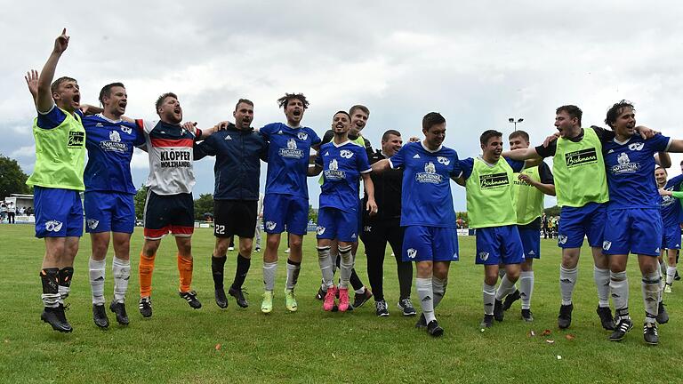 Die Spieler der SG Burgwallbach/Leutershausen feiern nach dem Relegationsspiel in Ostheim den Klassenerhalt in der Kreisklasse.