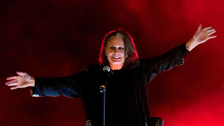 Ozzy Osbourne       -  Ozzy Osbourne hofft, ein letztes Konzert im Villa Park zu geben.