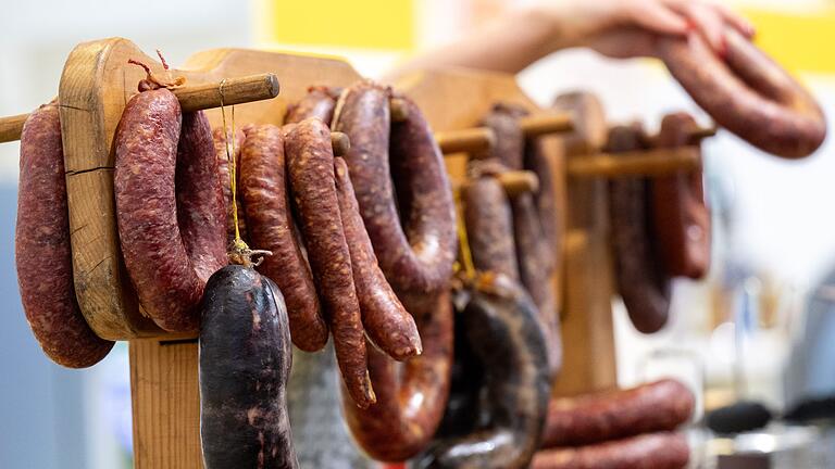 Wurstsorten - Verschiedene Wurstsorten am Stand eines Fleischprodukte-Herstellers auf der Grünen Woche in Berlin. (Archivbild) Wurstsorten - Verschiedene Wurstsorten am Stand eines Fleischprodukte-Herstellers auf der Grünen Woche in Berlin. (Archivbild)