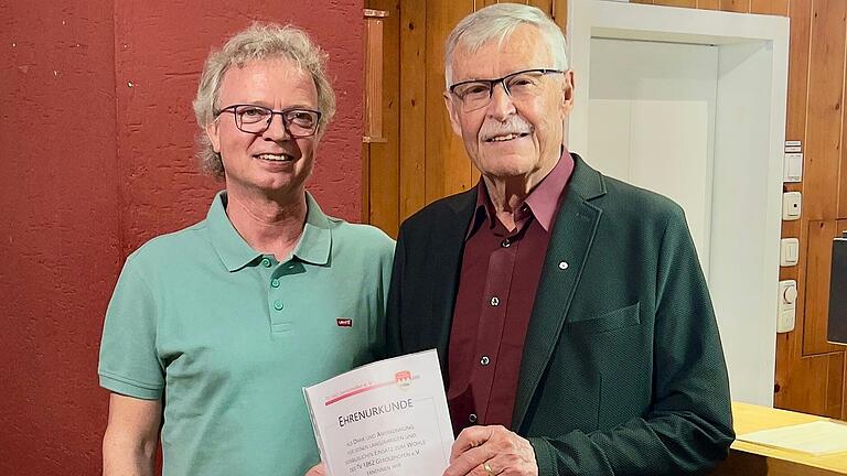 Der TV Gerolzhofen hat Hartmut Bräuer (rechts) zum Ehrenmitglied ernannt. Das Bild zeigt diesen zusammen mit TV-Vorsitzenden Bernhard Krapf.