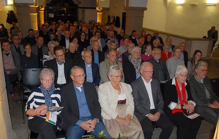 Viele Gäste waren in die Rathaushalle gekommen um den Ehrenpreisträgern die Ehre zu erweisen. Viele Gäste waren in die Rathaushalle gekommen um den Ehrenpreisträgern die Ehre zu erweisen.