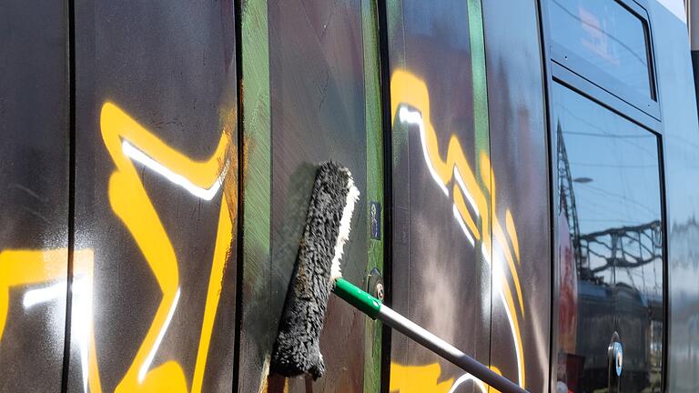 Graffiti-Entfernung bei der Bahn - Vor allem in Ballungsräumen hat die Bahn mit Graffiti-Delikten zu kämpfen. (Archivfoto) Graffiti-Entfernung bei der Bahn - Vor allem in Ballungsräumen hat die Bahn mit Graffiti-Delikten zu kämpfen. (Archivfoto)
