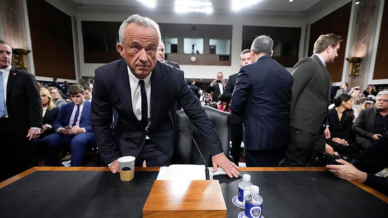 Robert F. Kennedy Jr. vor einem Ausschuss des Senats       -  Robert F. Kennedy Jr. wird Gesundheitsminister in der Regierung von US-Präsident Donald Trump. (Archivbild)