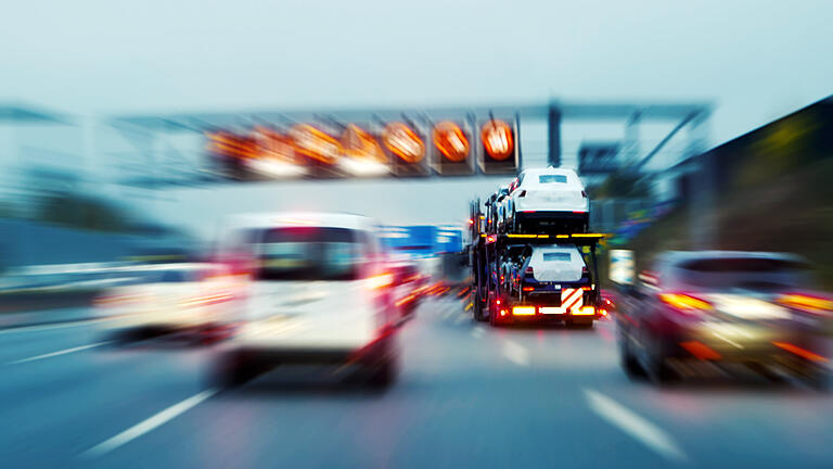 Lorry with new cars driving on motorway       -  Symbolbild: Autobahn