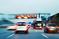 Lorry with new cars driving on motorway       -  Symbolbild: Autobahn