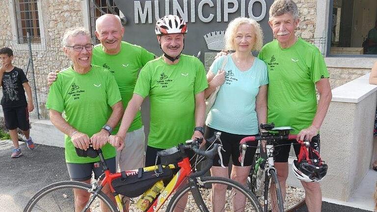 Die Radfahrer (von links): Wolfgang Leibold, Wolfgang Merz, Ulf Grunewald, Dagmar Schneider und Gerhard Ziegler.