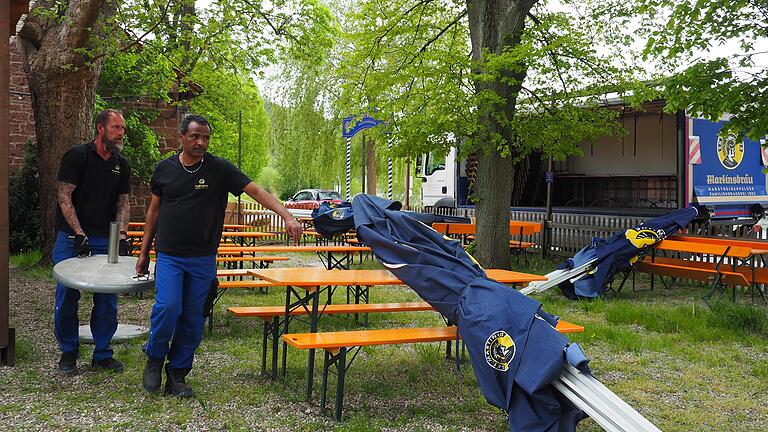 Im Biergarten Martinsbräu in Marktheidenfeld laufen die Vorbereitungen für die Öffnung am Donnerstag. Am Dienstagnachmittag wurden noch die Schirme angeliefert und aufgestellt. Herbert Van Gülig und Metta Beyea Tamasgen sind hier beim Aufbau zu sehen.