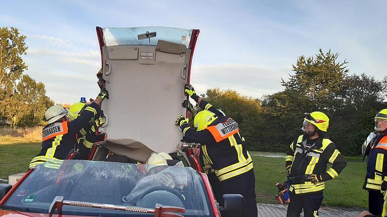 Mit immer neu gespielten Szenarien versuchten sich Aktiven der Freiwilligen Feuerwehr Wittershausen für eventuell anstehende Ernstfälle gut zu rüsten - im Foto erfolgt der Einsatz einer hydraulischen Rettungsschere bei der Bergung von Verletzen aus einem Pkw.       -  Mit immer neu gespielten Szenarien versuchten sich Aktiven der Freiwilligen Feuerwehr Wittershausen für eventuell anstehende Ernstfälle gut zu rüsten - im Foto erfolgt der Einsatz einer hydraulischen Rettungsschere bei der Bergung von Verletzen aus einem Pkw.