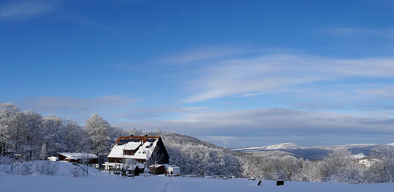 Winterliche Idylle:  Das Bild zeigt das Würzburger Haus sowie im Hintergrund das Dammersfeld.