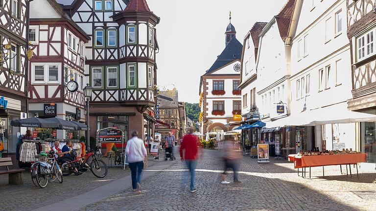 Der gewaltsame Tod eines 14-Jährigen hat viele Menschen in Lohr tief berührt. Auch eine Woche nach der Tat kehrt in der beschaulichen Kleinstadt noch keine Ruhe ein. Der gewaltsame Tod eines 14-Jährigen hat viele Menschen in Lohr tief berührt. Auch eine Woche nach der Tat kehrt in der beschaulichen Kleinstadt noch keine Ruhe ein. 