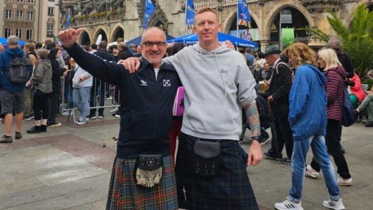 Brian Kane (links) und Neffe Elliott standesgemäß in schottische Kilts gekleidet am Münchner Marienplatz