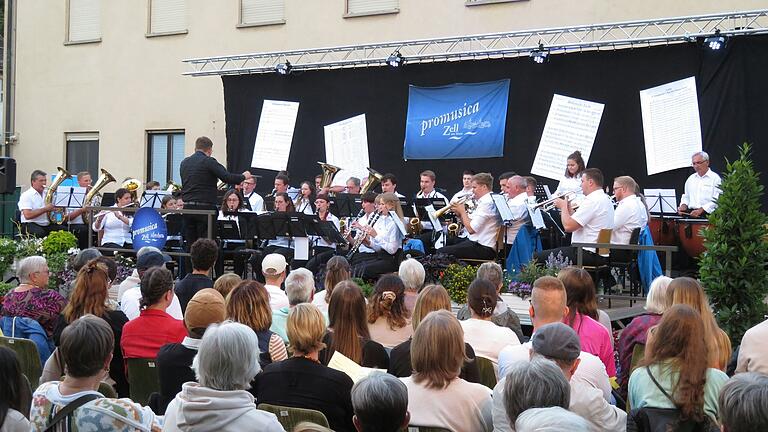 Über 350 Gäste besuchten die Serenade der promusica im Zeller Pfarrhof.