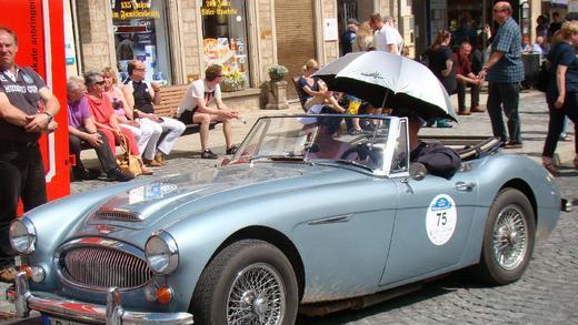 Sachs Classic       -  Zuschauer bestaunten die Oldtimer bei der Sachs Classic auf dem Marktplatz.