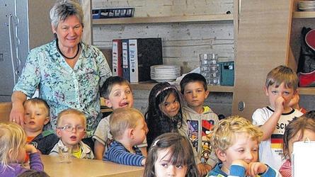 Gleich gibt's Essen: Die Kinder und ihre Erzieherinnen im Speiseraum des neuen Kinderhauses St. Regiswind. Am 18. Mai wird das Haus offiziell eingeweiht.