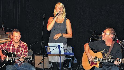 Zu Beginn der 6. Bluesnacht des Kulturamts Haßfurt faszinierte die Gruppe „Miss Sophy and the Blues“ mit Sophia Weinberger aus Obertheres, Silas Ambiel aus Heidelberg (links) und Niko Wörtmann aus Haßfurt (rechts). Zu Beginn der 6. Bluesnacht des Kulturamts Haßfurt faszinierte die Gruppe „Miss Sophy and the Blues“ mit Sophia Weinberger aus Obertheres, Silas Ambiel aus Heidelberg (links) und Niko Wörtmann aus Haßfurt (rechts).
