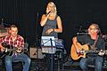 Zu Beginn der 6. Bluesnacht des Kulturamts Haßfurt faszinierte die Gruppe &bdquo;Miss Sophy and the Blues&ldquo; mit Sophia Weinberger aus Obertheres, Silas Ambiel aus Heidelberg (links) und Niko Wörtmann aus Haßfurt (rechts).