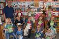 Stolz präsentiert eine Gruppe der Vorschulkinder ihre Urkunden, die sie als Bibliotheksführerschein ausgehändigt bekamen.