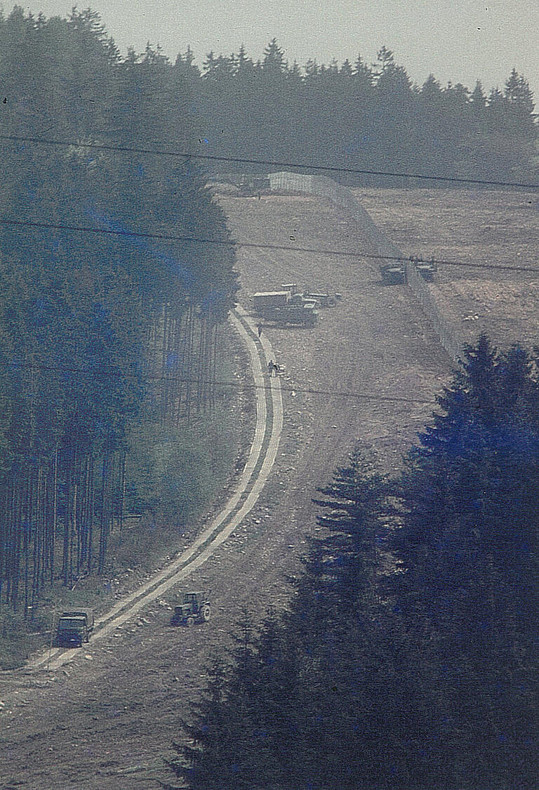 1985 war der Mauerfall noch nicht denkbar. Im Bild zu sehen: Neuerrichtung eines vorderen Sperrzaunes nach der Minenräumung bei Filke, Ortsteil von Willmars (Lkr. Rhön-Grabfeld).