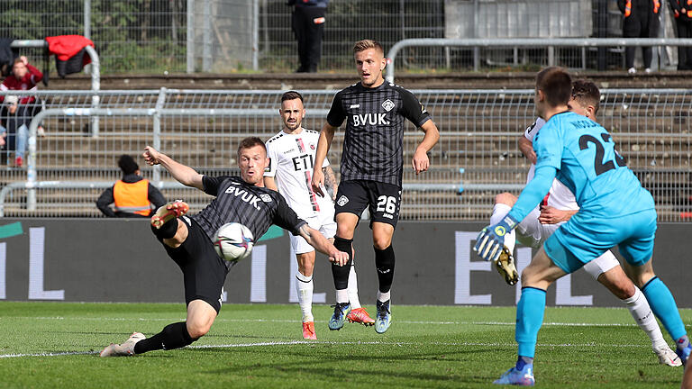 Marvin Pourie (links) erzielt für seine Würzburger Kickers das Tor zum 1:1-Endstand bei Viktoria Köln. Marvin Pourie (links) erzielt für seine Würzburger Kickers das Tor zum 1:1-Endstand bei Viktoria Köln.