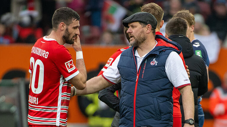 FC Augsburg - 1. FC Köln - FC Augsburg - 1. FC Köln08.04.2023, Bayern, Augsburg: Fußball: Bundesliga, FC Augsburg - 1. FC Köln, 27. Spieltag in der WWK-Arena. Augsburgs Daniel Caligiuri (l) spricht nach dem Spiel mit Kölns Trainer Steffen Baumgart. Foto: Stefan Puchner/dpa - WICHTIGER HINWEIS: Gemäß den Vorgaben der DFL Deutsche Fußball Liga bzw. des DFB Deutscher Fußball-Bund ist es untersagt, in dem Stadion und/oder vom Spiel angefertigte Fotoaufnahmen in Form von Sequenzbildern und/oder videoähnlichen Fotostrecken zu verwerten bzw. verwerten zu lassen. +++ dpa-Bildfunk +++ FC Augsburg - 1. FC Köln - FC Augsburg - 1. FC Köln08.04.2023, Bayern, Augsburg: Fußball: Bundesliga, FC Augsburg - 1. FC Köln, 27. Spieltag in der WWK-Arena. Augsburgs Daniel Caligiuri (l) spricht nach dem Spiel mit Kölns Trainer Steffen Baumgart. Foto: Stefan Puchner/dpa - WICHTIGER HINWEIS: Gemäß den Vorgaben der DFL Deutsche Fußball Liga bzw. des DFB Deutscher Fußball-Bund ist es untersagt, in dem Stadion und/oder vom Spiel angefertigte Fotoaufnahmen in Form von Sequenzbildern und/oder videoähnlichen Fotostrecken zu verwerten bzw. verwerten zu lassen. +++ dpa-Bildfunk +++