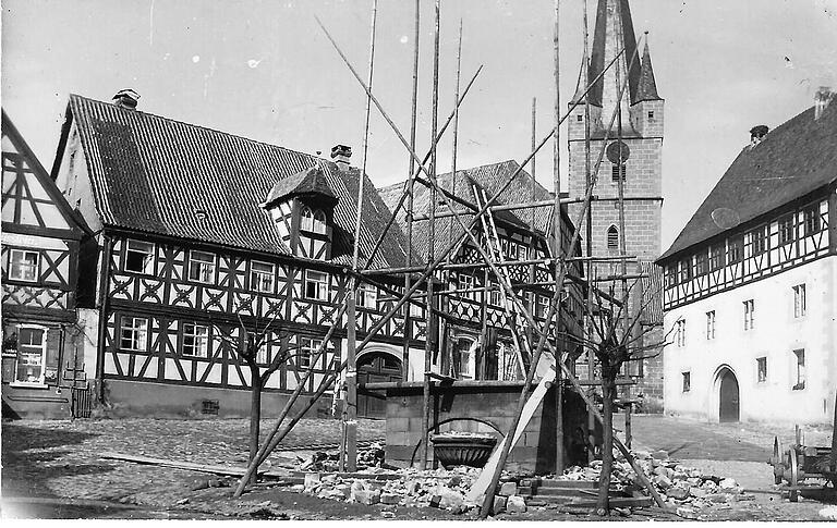 1937 wurde der nicht mehr zum Fachwerk passende Steinobelisk abgebrochen. Die Ziegel auf den Dächern waren noch mit Mörtel eingespeist und das echte Fachwerk des Rathauses zu sehen. 1937 wurde der nicht mehr zum Fachwerk passende Steinobelisk abgebrochen. Die Ziegel auf den Dächern waren noch mit Mörtel eingespeist und das echte Fachwerk des Rathauses zu sehen.