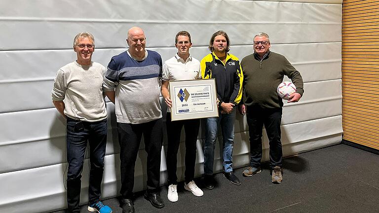 Auf dem Foto von links:  Vorsitzender Dietmar Werner,  BFV Rainer Lochmüller,  Vorsitzender Markus Seifert, Abteilungsleiter Fußball Christian Menninger, Bürgermeister Hollstadt Georg Menninger. Es fehlt  Wolfgang Dietrich,  Ehrenamtsbeauftragter TSV Hollstadt.