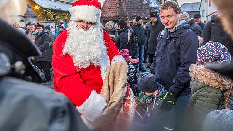 Besonders die jüngsten Besucher freut es, wenn der Weihnachtsmann auf dem Sommerhäuser Weihnachtsmarkt seinen Sack voller Geschenke öffnet. Besonders die jüngsten Besucher freut es, wenn der Weihnachtsmann auf dem Sommerhäuser Weihnachtsmarkt seinen Sack voller Geschenke öffnet. 