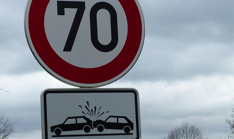 Warnung aus guten Grund auf der Staatsstraße 2274 bei Volkach. Warnung aus guten Grund auf der Staatsstraße 2274 bei Volkach.
