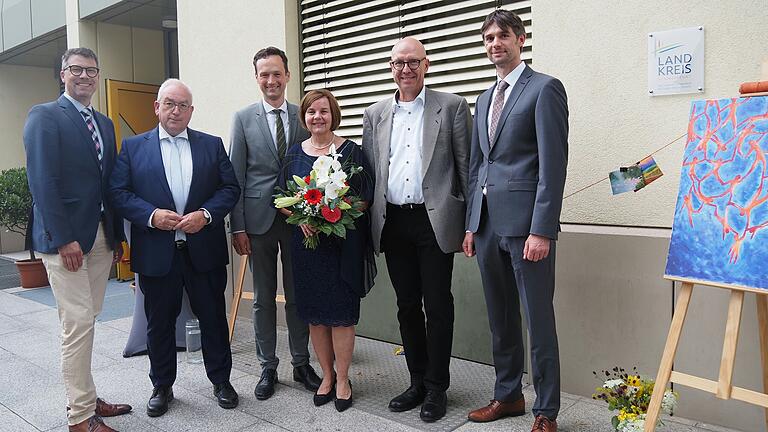 Blumen für eine 'bergerfahrene' Pädagogin: Tobias Kuhn (Mitarbeiter der Schulleitung), Ministerialbeauftragter Robert Christoph, Landrat Florian Töpper, Celtis-Schulleiterin Birgit Weiß und Ehemann Wolfgang Roth sowie stellvertretender Schulleiter Andreas Maier.