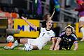 Schottland - Deutschland       -  Deutschlands Giulia Gwinn (l) und Schottlands Erin Cuthbert kämpfen um den Ball.