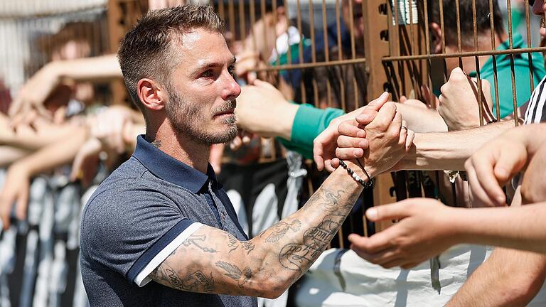 Es war das Abklatschen mit den Schweinfurter Fans nach der Relegationspleite in Havelse – sieht aber nach 'Servus' aus: Am 1. April 2022 wird FC-05-Trainer Tobias Strobl entlassen.