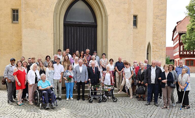 Groß war die Hochzeitsgesellschaft anlässlich des Dankgottesdienstes für die beiden Jubelpaare Kathi und Walter Wüst (Mitte links) und Olga und Albert Wüst