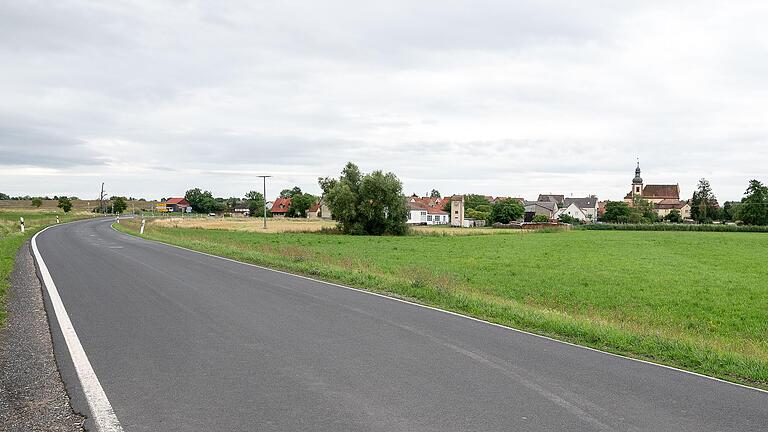 Zahlreiche Straßen im Stadt- und Landkreis Schweinfurt müssen den Sommer über saniert werden. Das Bild zeigt die Kreisstraße zwischen Mailes und Wetzhausen. Zahlreiche Straßen im Stadt- und Landkreis Schweinfurt müssen den Sommer über saniert werden. Das Bild zeigt die Kreisstraße zwischen Mailes und Wetzhausen. 