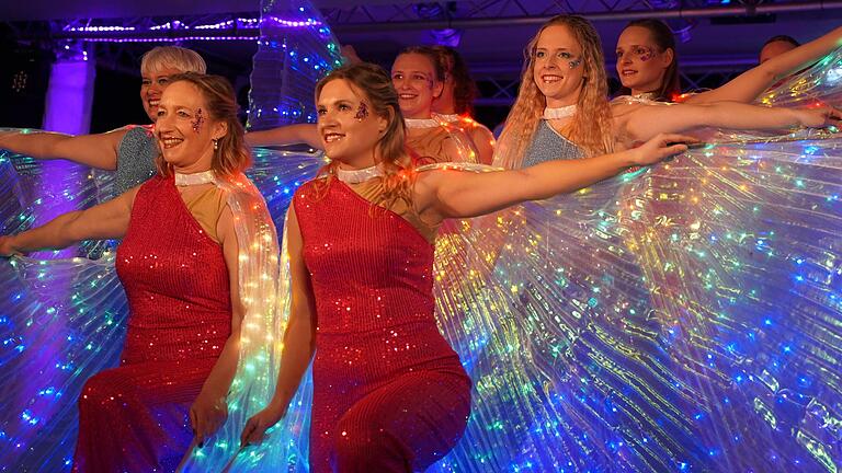 Mit tollen Lichteffekten begeisterten die Showgirls mit ihrer Performance.